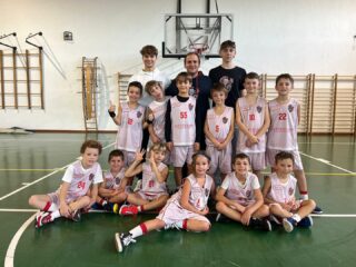 𝐋𝐀 𝐒𝐄𝐓𝐓𝐈𝐌𝐀𝐍𝐀 𝐃𝐄𝐋 𝐌𝐈𝐍𝐈𝐁𝐀𝐒𝐊𝐄𝐓

𝐒𝐂𝐎𝐈𝐀𝐓𝐓𝐎𝐋𝐈 : 𝐁𝐚𝐬𝐤𝐞𝐭 𝐒𝐚𝐧 𝐂𝐚𝐬𝐜𝐢𝐚𝐧𝐨 𝐯𝐬 𝐃𝐋𝐅 𝐅𝐢𝐫𝐞𝐧𝐳𝐞
Esordio stagionale per i nostri Scoiattoli, che hanno incontrato la squadra di DLF Firenze.

Partita non semplice contro una buona squadra, organizzata e molto rapida, che ci costringe a una sconfitta (6-18).

Il risultato conta poco: testa avanti ai prossimi allenamenti e ai futuri impegni stagionali.

La squadra ha un buon potenziale e i nostri bimbi sono pronti a mettere tutto il loro impegno per crescere e migliorare insieme!

𝐄𝐒𝐎𝐑𝐃𝐈𝐄𝐍𝐓𝐈 : 𝐁𝐚𝐬𝐤𝐞𝐭 𝐒𝐚𝐧 𝐂𝐚𝐬𝐜𝐢𝐚𝐧𝐨 𝐯𝐬 𝐔𝐬𝐞 𝐄𝐦𝐩𝐨𝐥𝐢
Un’altra ampia vittoria (12-5) per il team 2014/15, che conferma l’ottimo avvio di stagione.

Con questa seconda bella vittoria su due giornate di campionato, il gruppo dimostra solidità e grande entusiasmo, lasciando ben sperare per il prosieguo delle partite.

I ragazzi giocano bene, trovano molti canestri e soprattutto si passano la palla: ed è questa la vera forza della squadra.

Avanti così!

#NeverWasteTalent