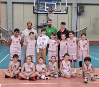 𝐋𝐀 𝐒𝐄𝐓𝐓𝐈𝐌𝐀𝐍𝐀 𝐃𝐄𝐋 𝐌𝐈𝐍𝐈𝐁𝐀𝐒𝐊𝐄𝐓

𝐒𝐂𝐎𝐈𝐀𝐓𝐓𝐎𝐋𝐈: 𝐏𝐨𝐥𝐢𝐬𝐩𝐨𝐫𝐭𝐢𝐯𝐚 𝐒𝐚𝐧𝐜𝐚𝐭 𝐯𝐬 𝐁𝐚𝐬𝐤𝐞𝐭 𝐒𝐚𝐧 𝐂𝐚𝐬𝐜𝐢𝐚𝐧𝐨
Seconda partita stagionale per i nostri Scoiattoli che sabato 15 novembre hanno affrontato la Sancat. Partita difficile, in cui i nostri ragazzi hanno comunque tirato fuori tutta la loro grinta ed energie, giocando una buonissima partita di squadra e riuscendo a strappare 2 tempini (risultato finale 14-10 per Sancat).

𝐀𝐐𝐔𝐈𝐋𝐎𝐓𝐓𝐈: 𝐅𝐥𝐨𝐫𝐞𝐧𝐜𝐞 𝐁𝐚𝐬𝐤𝐞𝐭 𝐅𝐈 𝐯𝐬 𝐁𝐚𝐬𝐤𝐞𝐭 𝐒𝐚𝐧 𝐂𝐚𝐬𝐜𝐢𝐚𝐧𝐨
Esordio in campionato con bella vittoria per i nostri Aquilotti, che hanno battuto i pari età della Florence (14 a 10). Inizio combattuto, con la “sgasata” decisiva tra il 3° e il 4° tempino. Prossimo appuntamento sabato 22 in casa contro TeamNova.

𝐄𝐒𝐎𝐑𝐃𝐈𝐄𝐍𝐓𝐈: 𝐁𝐚𝐬𝐤𝐞𝐭 𝐒𝐚𝐧 𝐂𝐚𝐬𝐜𝐢𝐚𝐧𝐨 𝐯𝐬 𝐏𝐨𝐥𝐢𝐬𝐩𝐨𝐫𝐭𝐢𝐯𝐚 𝐒𝐚𝐧𝐜𝐚𝐭
Prima sconfitta in campionato (4 a 12 il risultato finale) arrivata nella partita più difficile del girone: Sancat è squadra molto preparata, con fisicità importanti, e nei primi due tempi abbiamo sentito chiaramente questa differenza. Nel terzo e quarto tempo siamo però riusciti a ritrovare equilibrio, giocando con più ordine e coraggio, anche se non è bastato per conquistare almeno un tempino. Un’ottima occasione per misurarci con i migliori: esperienza preziosa che ci aiuterà a crescere nel prosieguo del campionato. Prossima partita: derby contro BTB Tavarnelle.

#NeverWasteTalent