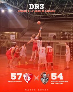 𝐃𝐑𝟑, 𝐠𝐢𝐫𝐨𝐧𝐞 𝐆 - 𝟒ª 𝐠𝐚𝐫𝐚 𝐝𝐢 𝐚𝐧𝐝𝐚𝐭𝐚
𝐕𝐚𝐥𝐝𝐞𝐥𝐬𝐚 𝐁𝐚𝐬𝐤𝐞𝐭 𝐯𝐬 𝐏𝐢𝐳𝐳𝐞𝐫𝐢𝐚 𝐒𝐨𝐭𝐭𝐨𝐜𝐚𝐬𝐚 𝐒𝐚𝐧 𝐂𝐚𝐬𝐜𝐢𝐚𝐧𝐨: 𝟓𝟕 - 𝟓𝟒 (𝐝.𝐭.𝐬.)

Questa volta l’overtime non ci premia: la partita, riacciuffata allo scadere con una tripla a fil di sirena, la porta a casa Valdelsa.

In un palazzetto senza pubblico, buona la tenuta difensiva dei biancorossi, meno efficace invece la fase offensiva, soprattutto nelle conclusioni.

Ora l’imperativo è non abbattersi e ritrovare subito la vittoria già dalla prossima gara casalinga contro Ficeclum Fucecchio, domenica alle 20.30 al PalaMontopolo.

Forza ragazzi! ❤️🤍

𝐈𝐥 𝐜𝐨𝐦𝐦𝐞𝐧𝐭𝐨 𝐝𝐢 𝐂𝐨𝐚𝐜𝐡 𝐁𝐨𝐫𝐠𝐡𝐢:
Era una partita importante che poteva portarci al primo posto contro una diretta concorrente, e il campo – difficile e chiuso al pubblico – ha reso tutto ancora più combattuto.

È stata una gara punto a punto, senza mai riuscire a creare un vero break, ma siamo stati bravi a rimanere agganciati fino alla fine, trovando il pareggio con la tripla di Zecchi sulla sirena.

Difensivamente continuiamo a crescere: nelle ultime partite stiamo concedendo pochi punti, segnale del lavoro che stiamo portando avanti. In attacco, invece, facciamo ancora fatica a capitalizzare le tante buone opportunità create, e questo alla lunga pesa.

Nel supplementare abbiamo segnato 3 punti contro i loro 6 e il tiro da tre per forzare il secondo overtime non è entrato.

Un vero peccato perché era una grande occasione in chiave classifica.
Ripartiamo con fiducia e determinazione già da domenica prossima, in casa contro Fucecchio.

#NeverWasteTalent