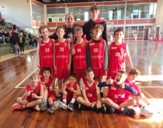 𝐋𝐀 𝐒𝐄𝐓𝐓𝐈𝐌𝐀𝐍𝐀 𝐃𝐄𝐋 𝐌𝐈𝐍𝐈𝐁𝐀𝐒𝐊𝐄𝐓

𝐄𝐒𝐎𝐑𝐃𝐈𝐄𝐍𝐓𝐈: 𝐁𝐚𝐬𝐤𝐞𝐭 𝐒𝐚𝐧 𝐂𝐚𝐬𝐜𝐢𝐚𝐧𝐨 𝐯𝐬 𝐏𝐢𝐧𝐨 𝐁𝐚𝐬𝐤𝐞𝐭 𝐅𝐢𝐫𝐞𝐧𝐳𝐞
Niente da fare per i nostri Esordienti, che cedono il passo alla capolista Pino (4 a 12 il risultato finale) al termine di una gara in cui il divario non è mai stato realmente colmato.

Dopo un avvio troppo “leggero”, i biancorossi hanno però saputo crescere nel ritmo e nel gioco di squadra, riuscendo a mettere in difficoltà, a tratti, gli ottimi avversari.

La partita è rimasta combattuta, ma non abbastanza da strappare almeno un tempo.

Un’occasione utile comunque per fare esperienza e ripartire con ancora più determinazione già dalla prossima partita di sabato 6 contro Valdisieve, valida per il 3° posto.

𝐒𝐂𝐎𝐈𝐀𝐓𝐓𝐎𝐋𝐈: 𝐋𝐚𝐮𝐫𝐞𝐧𝐳𝐢𝐚𝐧𝐚 𝐁𝐚𝐬𝐤𝐞𝐭 𝐯𝐬 𝐁𝐚𝐬𝐤𝐞𝐭 𝐒𝐚𝐧 𝐂𝐚𝐬𝐜𝐢𝐚𝐧𝐨
Sabato 29 novembre i nostri Scoiattoli hanno affrontato una delle partite più difficili di questa prima fase.

Partita dura, tosta, ma i nostri Scoiattoli non si sono mai arresi e hanno provato in tutti i modi a mettere i bastoni tra le ruote ai nostri avversari.

La vittoria va a Laurenziana, ma siamo riusciti a chiudere i tempini con poco margine di scarto e a strapparne uno.

#NeverWasteTalent