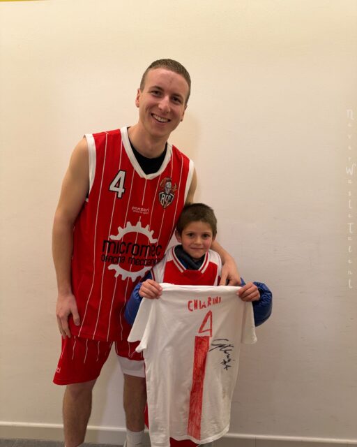 Dopo la vittoria nel derby, Niccolò, il nostro piccolo Scoiattolo, non ha resistito: un autografo da Gregorio Chiarini della prima squadra per custodire un ricordo unico. Momenti così ci ricordano quanto la famiglia Basket San Casciano sia speciale. 🏀🤍❤️

#NeverWasteTalent