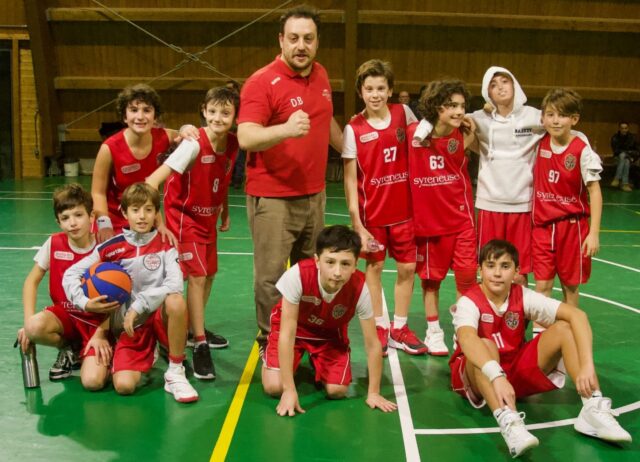 𝐋𝐀 𝐒𝐄𝐓𝐓𝐈𝐌𝐀𝐍𝐀 𝐃𝐄𝐋 𝐌𝐈𝐍𝐈𝐁𝐀𝐒𝐊𝐄𝐓

𝐄𝐬𝐨𝐫𝐝𝐢𝐞𝐧𝐭𝐢: 𝐀𝐒𝐃 𝐕𝐚𝐥𝐝𝐢𝐬𝐢𝐞𝐯𝐞 𝐯𝐬 𝐁𝐚𝐬𝐤𝐞𝐭 𝐒𝐚𝐧 𝐂𝐚𝐬𝐜𝐢𝐚𝐧𝐨
Partita bella e ricca di emozioni contro Valdisieve, che si conclude in perfetta parità nei tempi vinti (8-8). A fare la differenza è stato il punteggio progressivo (con un 36-35 che ci lascia l’amaro in bocca). Un finale amaro, ma che non cancella l’ottima prestazione dei nostri ragazzi, fatta di gioco di squadra, buone scelte e momenti di qualità. Una gara combattuta dal primo all’ultimo possesso, che conferma i progressi e lo spirito del gruppo. Si riparte da qui, con fiducia e consapevolezza.

𝐀𝐪𝐮𝐢𝐥𝐨𝐭𝐭𝐢: 𝐏𝐨𝐥. 𝐕𝐚𝐥𝐥𝐞 𝐌𝐮𝐠𝐧𝐨𝐧𝐞 𝐯𝐬 𝐁𝐚𝐬𝐤𝐞𝐭 𝐒𝐚𝐧 𝐂𝐚𝐬𝐜𝐢𝐚𝐧𝐨
Prima sconfitta in campionato per i nostri Aquilotti (16 a 8 il finale). Sul campo di Pian di Mugnone i nostri non entrano mai in partita e non riescono ad arginare l’offensiva dei padroni di casa. Solo nell’ultimo tempino riusciamo a strappare il punto della bandiera.

𝐒𝐜𝐨𝐢𝐚𝐭𝐭𝐨𝐥𝐢: 𝐁𝐚𝐬𝐤𝐞𝐭 𝐒𝐚𝐧 𝐂𝐚𝐬𝐜𝐢𝐚𝐧𝐨 𝐯𝐬 𝐔𝐧𝐢𝐨𝐧 𝐏𝐫𝐚𝐭𝐨
Partita molto divertente ed equilibrata, finita con pochi punti di differenza.
I nostri Scoiattoli hanno lottato fino alla fine ma, con la sconfitta dell’ultimo tempino, i nostri avversari riescono a portare la vittoria a casa.

#NeverWasteTalent