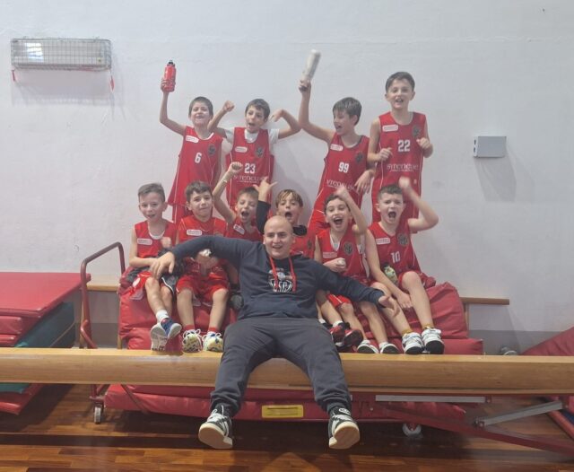 𝐋𝐀 𝐒𝐄𝐓𝐓𝐈𝐌𝐀𝐍𝐀 𝐃𝐄𝐋 𝐌𝐈𝐍𝐈𝐁𝐀𝐒𝐊𝐄𝐓

𝐄𝐬𝐨𝐫𝐝𝐢𝐞𝐧𝐭𝐢: 𝐁𝐚𝐬𝐤𝐞𝐭 𝐒𝐚𝐧 𝐂𝐚𝐬𝐜𝐢𝐚𝐧𝐨 𝐯𝐬 𝐁𝐚𝐬𝐤𝐞𝐭 𝐈𝐦𝐩𝐫𝐮𝐧𝐞𝐭𝐚
Larga e netta vittoria (12 a 4 il finale per noi) degli Esordienti nella partita contro i cugini di Basket Impruneta.

I tanti canestri realizzati e la buona difesa fatta confermano il buon periodo dei nostri ragazzi: bravi tutti!

𝐒𝐜𝐨𝐢𝐚𝐭𝐭𝐨𝐥𝐢: 𝐅𝐫𝐞𝐜𝐜𝐢𝐚 𝐀𝐳𝐳𝐮𝐫𝐫𝐚 𝐯𝐬 𝐁𝐚𝐬𝐤𝐞𝐭 𝐒𝐚𝐧 𝐂𝐚𝐬𝐜𝐢𝐚𝐧𝐨
Vittoria anche per i nostri Scoiattoli nella partita contro Freccia Azzurra.

Fin dall’ingresso in palestra, gli Scoiattoli sancascianesi sono apparsi super carichi e grintosi, per provare a portare a casa la prima vittoria dell’anno.

Giocando di squadra e usando tutte le energie disponibili, siamo riusciti a centrare l’obiettivo!

Complimenti ai nostri super Scoiattoli!

#NeverWasteTalent