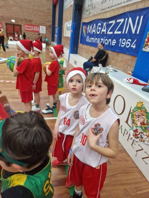 🎄 I Pulcini di Basket San Casciano in festa a Poggibonsi 🎄

Ospiti di Poggibonsi Basket, che ringraziamo di cuore, i nostri Pulcini hanno partecipato a un bellissimo evento di Basket & Natale, all’insegna del divertimento e della condivisione.

Per tutti un canestro su cui tirare e un sorriso da Babbo Natale, presente anche lui in palestra per rinforzare la muscolatura in vista della prossima, faticosa, consegna dei doni a grandi e piccini 🎅🏻🏀

I nostri Pulcini si sono divertiti tantissimo nel vederlo tirare: e anche se è un po’ goffo e non ha più l’età di un ragazzino, Babbo Natale ha messo a segno così tanti canestri da meritarsi gli applausi di tutti.

Buon Natale ai nostri piccoli grandi Pulcini 🤍❤️
Sport, amicizia e sorrisi: questa è la nostra famiglia.

#NeverWasteTalent