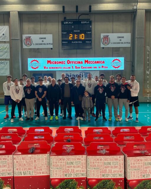 𝐆𝐫𝐚𝐳𝐢𝐞 𝐌𝐢𝐜𝐫𝐨𝐦𝐞𝐜 𝐬𝐫𝐥 𝐒𝐚𝐧 𝐂𝐚𝐬𝐜𝐢𝐚𝐧𝐨🤍❤️

Scambio di auguri con Lorenzo Torcini e Filippo Infante di Micromec srl San Casciano, che, prima degli allenamenti di ieri sera, hanno fatto visita ai Knights per l’ormai consueto appuntamento natalizio.

Nell’incontro con la squadra, Lorenzo Torcini e Filippo Infante hanno espresso tutta la loro soddisfazione per l’impegno profuso nel campionato in corso, complimentandosi con gli atleti e la Società per i risultati raggiunti e consegnando personalmente a tutto il roster ed allo staff tecnico e medico presenti al completo, i doni di natale appositamente pensati da Micromec srl per tutti.

Gli auguri di Natale sono anche stati l’occasione per il Presidente Mattiolo di annunciare - presenti anche la Vicepresidente Coli e la Segretaria Poggi - che l’accordo di collaborazione di Basket San Casciano con Micromec srl sarà prolungato per ulteriori tre anni e che pertanto Micromec srl San Casciano sarà title sponsor della prima squadra di Basket San Casciano anche per le prossime tre stagioni sportive.

Grazie a Micromec srl per l’affetto e la fiducia riposti in Basket San Casciano e grazie in particolare a Lorenzo Torcini e Filippo Infante!

#NeverWasteTalent