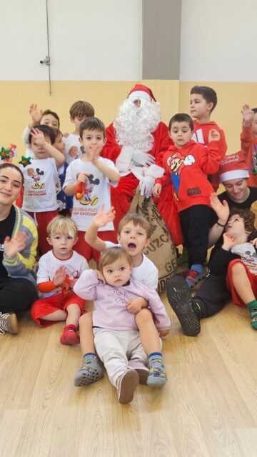 LUDICO🎅MOTORIA  Nella lezione dedicata al Natale, i nostri cuccioli di 3-4 anni hanno vissuto un momento magico: un ospite improvviso e tanto atteso… Babbo Natale in persona 🎅❤️
Tra sorrisi, stupore e tanta emozione, ogni bambino ha ricevuto il suo regalo, rendendo questa giornata ancora più indimenticabile.

Risate, abbracci e tanto divertimento: questi sono i bambini della nostra Ludico Motoria. 

Tanti auguri di Buon Natale a tutte le famiglie 🎁🎄