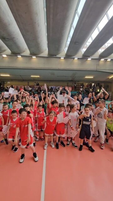 🏀✨ TAPPA SCOIATTOLI 3c3 ☆ 12/04/2026
Una mattina speciale insieme ai nostri piccoli campioni di 7 anni insieme ai Centri MB di Basket Impruneta, Use Basket e ABC Castelfiorentino 🐿️

Partite a raffica, tanti sorrisi e passione per questi primi canestri da giocatori ❤️
Complimenti anche a Use Empoli per la vittoria nella gara di tiro! 🎯

L’energia e l’entusiasmo di questi bambini sono la vera vittoria della giornata! Grazie a tutto lo Staff e le squadre partecipanti.

Viva gli Scoiattoli! 🏀🐿️