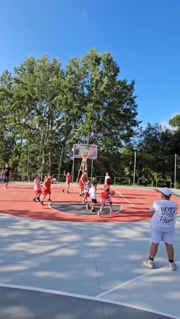 🎊🏀 FESTA FINALE MINIBASKET / Questa grandiosa stagione non poteva che finire con una bella festa finale al nostro super campino. Giochi, partite, tanti sorrisi e premi che hanno coinvolto il nostro Minibasket e la squadra u14 in un pomeriggio dedicato ai ringraziamenti e ai saluti di Buone Vacanze! ⛹️ Ci saranno ancora tante attività nei prossimi giorni, ma intanto auguriamo a tutte le famiglie biancoRosse delle ottime vacanze!