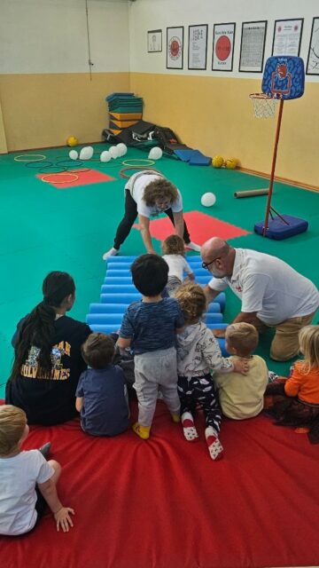 LUDICO MOTORIA ☆ 3 e 4 anni
🌈 Piccoli passi, grandi emozioni!
Correre, saltare, esplorare e scoprire quanto è bello giocare insieme! 

Ogni sabato mattina, i bambini di 3 e 4 anni si ritrovano con Gino e Caterina per l’attività di ludico-motoria: giochi, movimento e tanta fantasia, tra sorrisi, nuove amicizie e piccole conquiste. 🤸‍♀️🎈

Perché il bello è divertirsi, emozionarsi e, soprattutto… stare insieme!