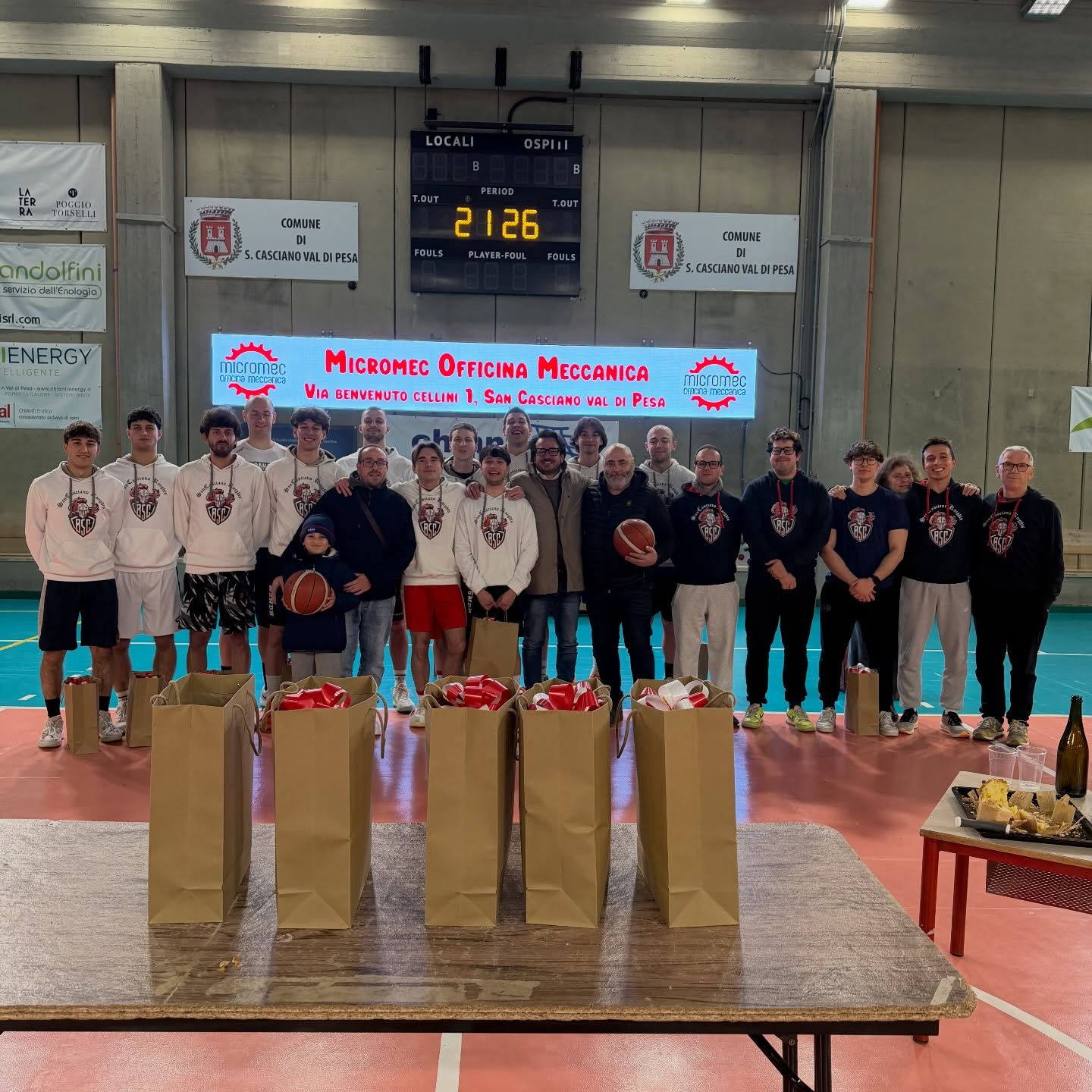 𝐆𝐑𝐀𝐙𝐈𝐄 𝐌𝐈𝐂𝐑𝐎𝐌𝐄𝐂!

Mercoledì, durante l’allenamento, i nostri ragazzi hanno avuto una sorpresa speciale: 𝐋𝐨𝐫𝐞𝐧𝐳𝐨 𝐓𝐨𝐫𝐜𝐢𝐧𝐢 e 𝐅𝐢𝐥𝐢𝐩𝐩𝐨 𝐈𝐧𝐟𝐚𝐧𝐭𝐞, titolari di 𝐌𝐈𝐂𝐑𝐎𝐌𝐄𝐂, main sponsor della Prima Squadra, sono venuti a incontrarli insieme al Presidente 𝐈𝐠𝐧𝐚𝐳𝐢𝐨 𝐌𝐚𝐭𝐭𝐢𝐨𝐥𝐨, alla Vice Presidente 𝐁𝐞𝐚𝐭𝐫𝐢𝐜𝐞 𝐂𝐨𝐥𝐢 e alla Segretaria e Tesoriere 𝐀𝐥𝐞𝐬𝐬𝐚𝐧𝐝𝐫𝐚 𝐏𝐨𝐠𝐠𝐢.

Un momento di gioia e festa in cui è stato ribadito il sostegno di 𝐌𝐈𝐂𝐑𝐎𝐌𝐄𝐂 alla nostra società e ai nostri 𝐊𝐧𝐢𝐠𝐡𝐭𝐬, che attualmente guidano la classifica con grande entusiasmo e determinazione in vista della parte finale della stagione e dei 𝐩𝐥𝐚𝐲𝐨𝐟𝐟.

Come da tradizione, c’è stato lo scambio di auguri e la consegna del’𝐮𝐨𝐯𝐨 𝐝𝐢 𝐏𝐚𝐬𝐪𝐮𝐚 𝐜𝐨𝐧 𝐢𝐥 𝐥𝐨𝐠𝐨 𝐌𝐈𝐂𝐑𝐎𝐌𝐄𝐂, confezionato con un nastro biancorosso.

💪 𝐅𝐎𝐑𝐙𝐀 𝐊𝐍𝐈𝐆𝐇𝐓𝐒 𝐄 𝐁𝐔𝐎𝐍𝐀 𝐏𝐀𝐒𝐐𝐔𝐀 𝐀 𝐓𝐔𝐓𝐓𝐈! 🤍❤️

#NeverWasteTalent