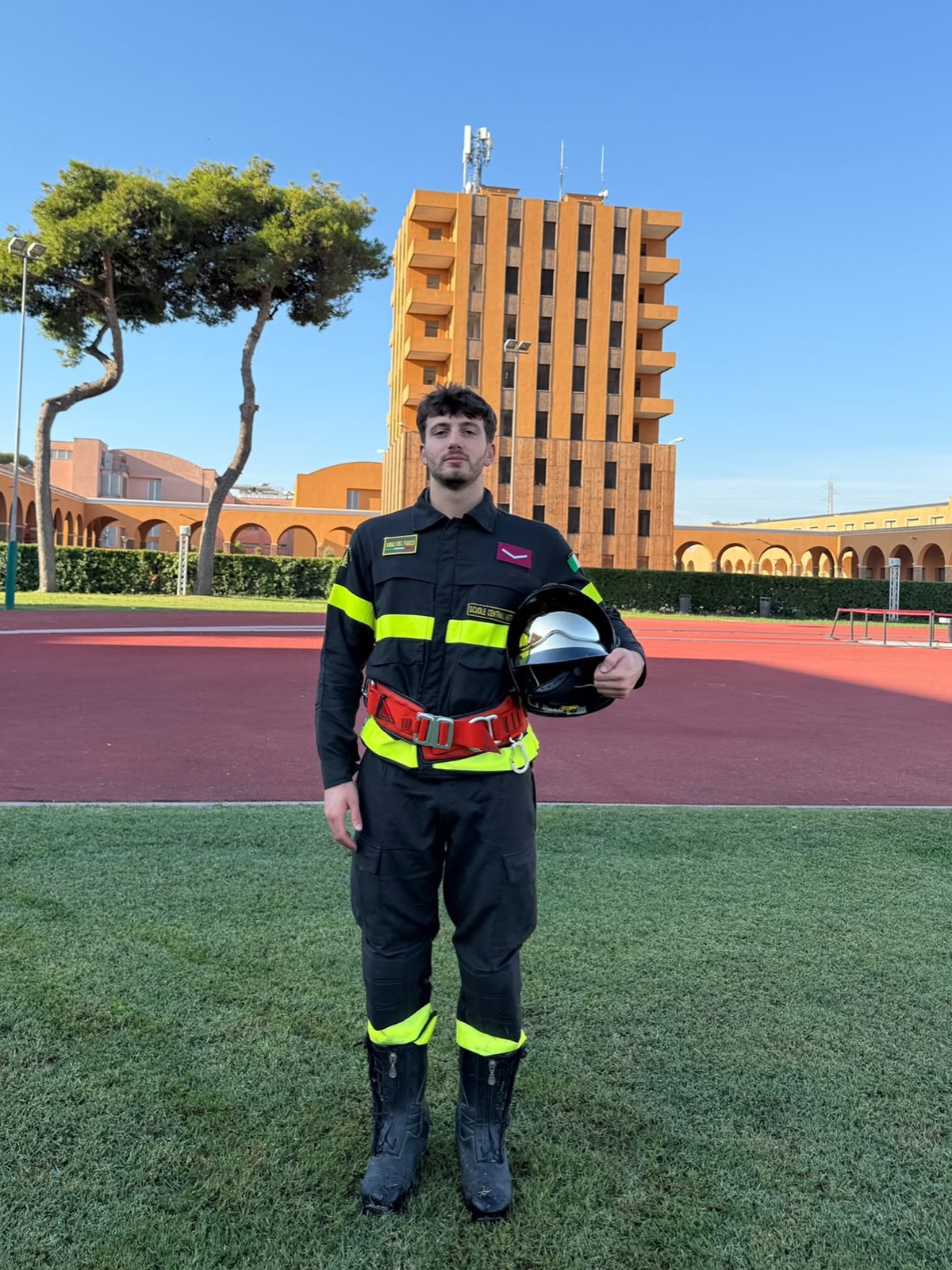 𝗨𝗡 𝗡𝗨𝗢𝗩𝗢 𝗧𝗥𝗔𝗚𝗨𝗔𝗥𝗗𝗢 𝗣𝗘𝗥 𝗡𝗜𝗖𝗢! 👨‍🚒🏀

Oggi il nostro atleta e allenatore Nico Pescini ha pronunciato il giuramento per diventare ufficialmente Vigile del Fuoco. 🇮🇹

Un momento importante, che racconta ancora una volta quanto impegno, passione e dedizione possano portare lontano.

Dal parquet alla divisa, Nico continua a essere un esempio per i nostri ragazzi: dentro e fuori dal campo, con lo stesso spirito di squadra, responsabilità e voglia di crescere.

Tutta la famiglia del Basket San Casciano è orgogliosa di te, Nico!🤍❤️

Congratulazioni e in bocca al lupo per questa nuova, grande avventura! 👨‍🚒🔥

#NeverWasteTalent