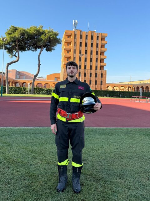 𝗨𝗡 𝗡𝗨𝗢𝗩𝗢 𝗧𝗥𝗔𝗚𝗨𝗔𝗥𝗗𝗢 𝗣𝗘𝗥 𝗡𝗜𝗖𝗢! 👨‍🚒🏀

Oggi il nostro atleta e allenatore Nico Pescini ha pronunciato il giuramento per diventare ufficialmente Vigile del Fuoco. 🇮🇹

Un momento importante, che racconta ancora una volta quanto impegno, passione e dedizione possano portare lontano.

Dal parquet alla divisa, Nico continua a essere un esempio per i nostri ragazzi: dentro e fuori dal campo, con lo stesso spirito di squadra, responsabilità e voglia di crescere.

Tutta la famiglia del Basket San Casciano è orgogliosa di te, Nico!🤍❤️

Congratulazioni e in bocca al lupo per questa nuova, grande avventura! 👨‍🚒🔥

#NeverWasteTalent